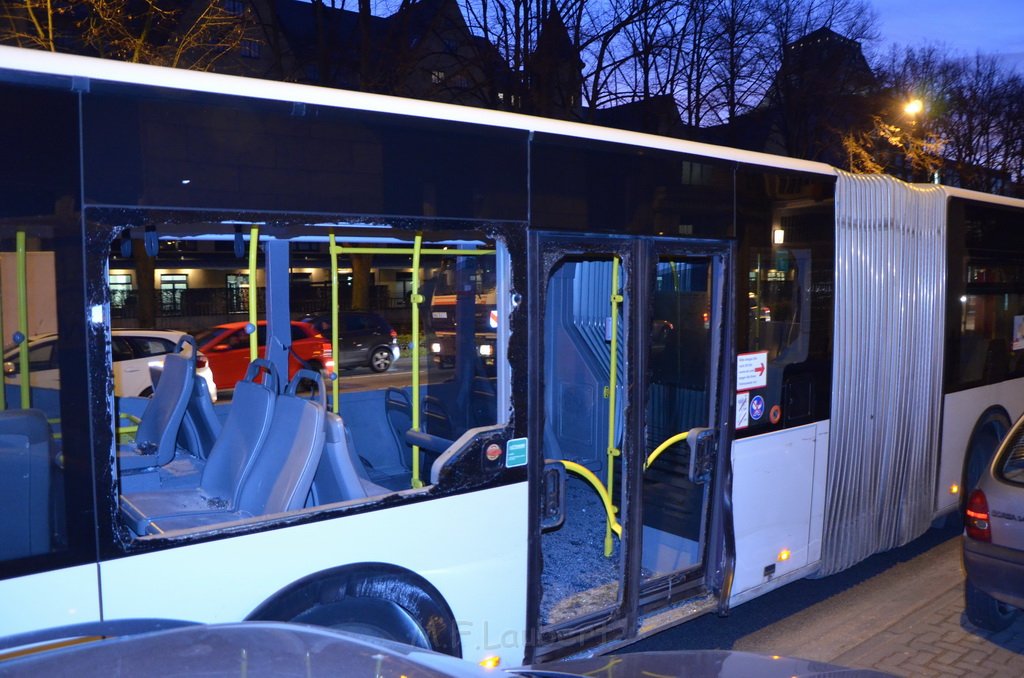Schwerer VU LKW KVB Bus PKW Koeln Agrippinaufer Ubierring P111.JPG